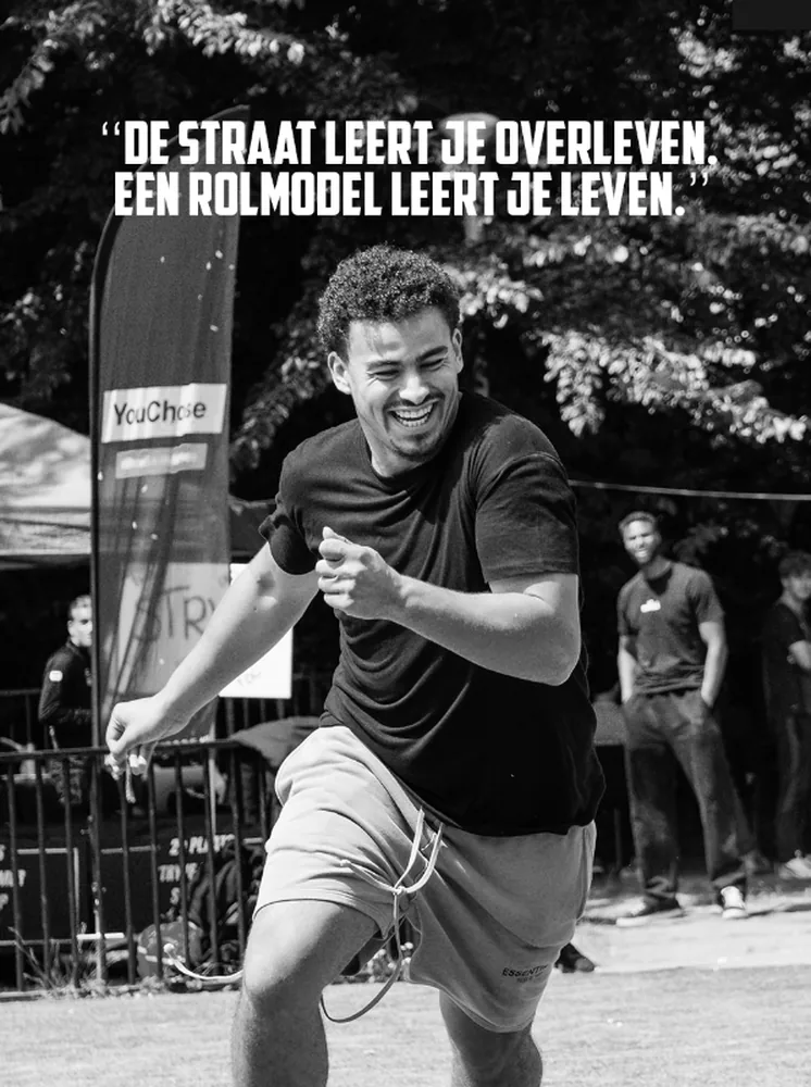 Poster met de uitspraak "De straat leert je overleven, een rolmodel leert je leven".