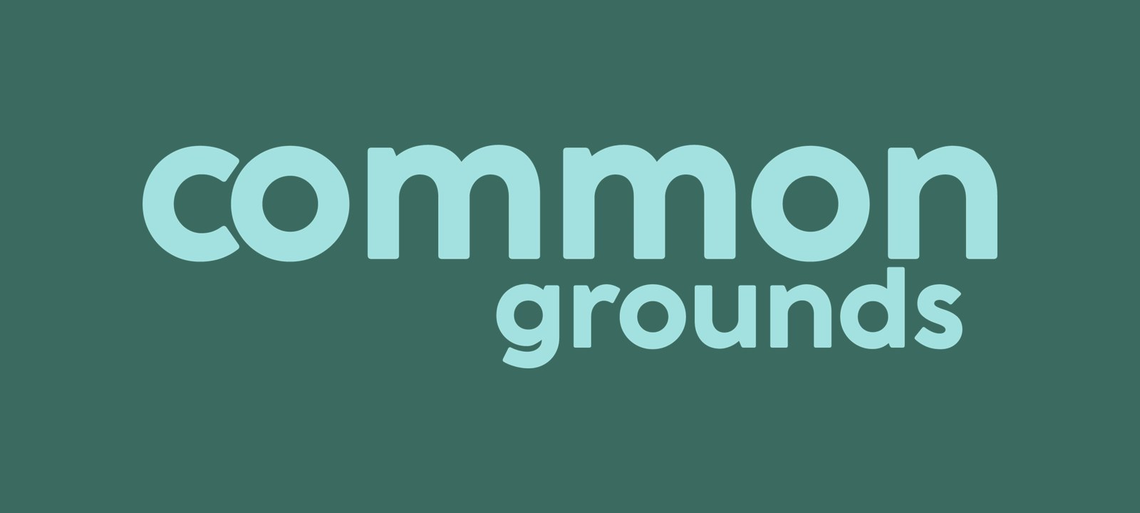 Het logo van Commongrounds: het woord common groot, met grounds eronder.
