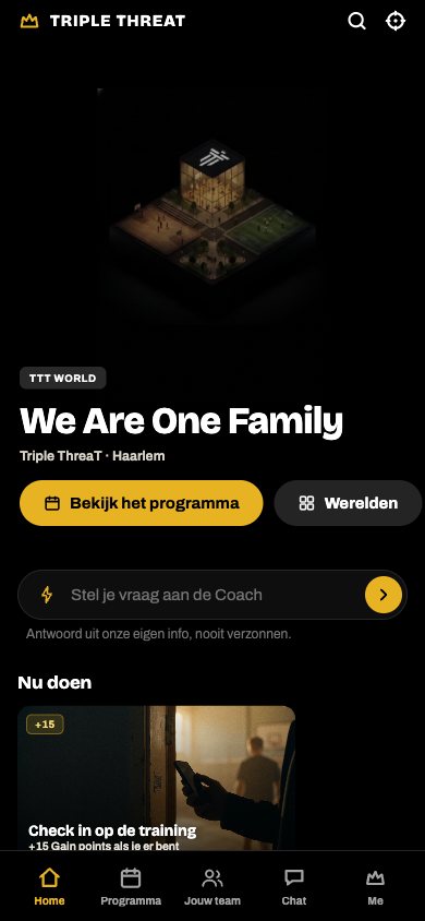 Het beginscherm van TTT World op een telefoon: We Are One Family, een knop naar het programma, een vraagveld voor de Coach en een check-in voor de training.