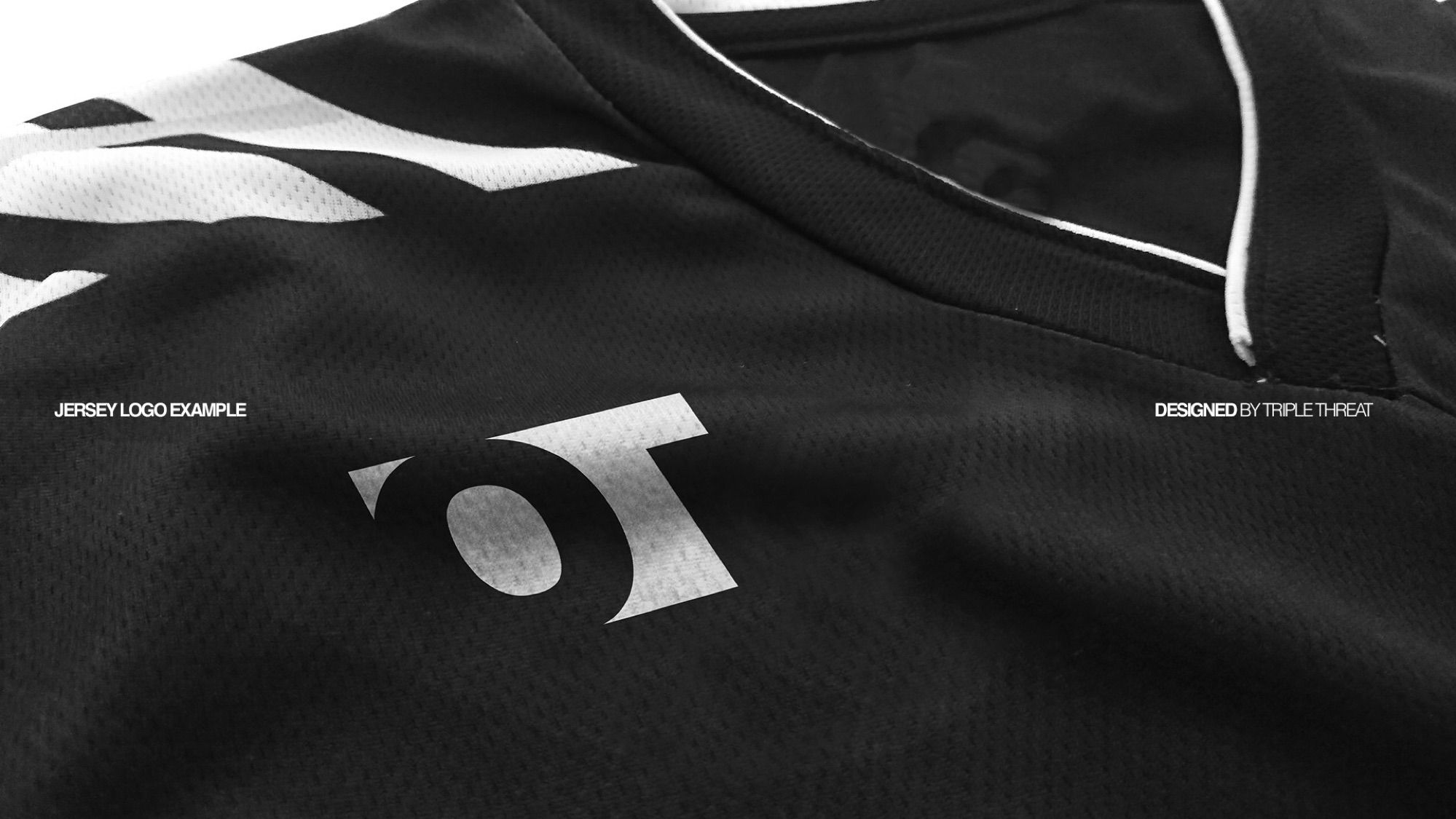 Het OT-logo op een zwart sportshirt.