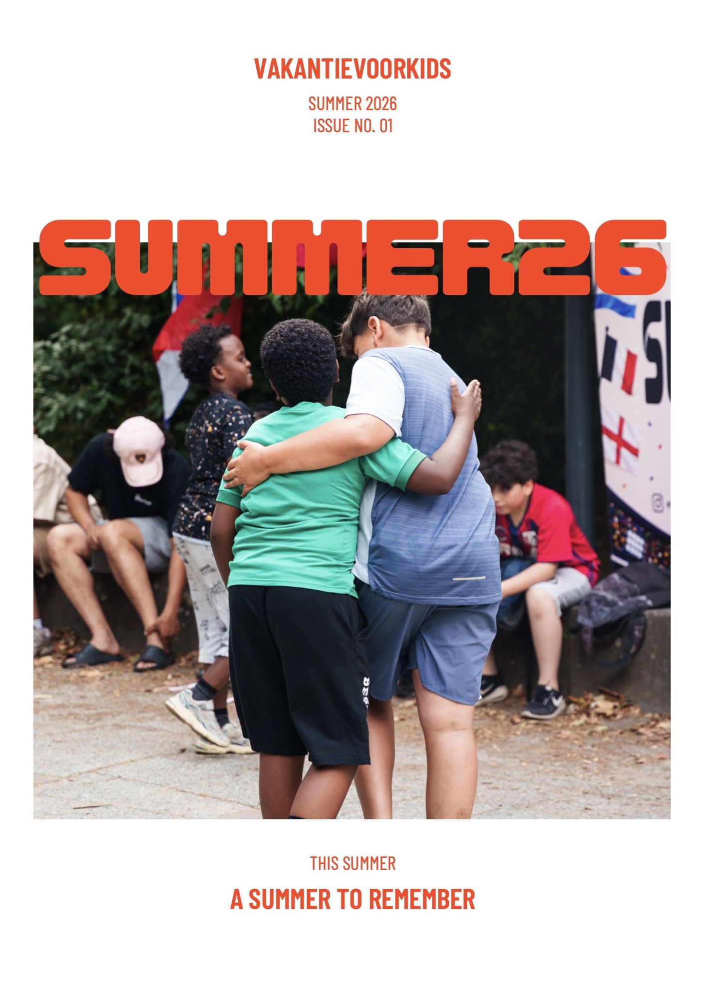Cover van het Summer26-magazine: kinderen omarmen elkaar op een plein, met de titel Summer26 in oranje letters.